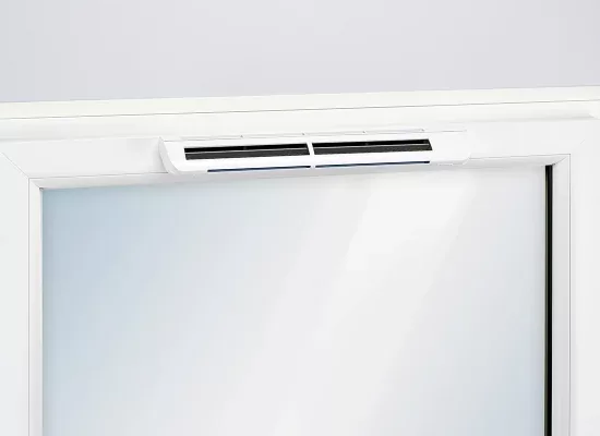 Оконный приточный клапан Aereco EMM² в верхней части оконной рамы